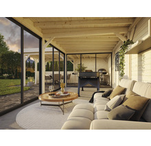 Véranda lumineuse avec coin salon, barbecue et vue sur le jardin