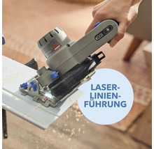 Scie circulaire avec guidage laser en cours d''utilisation