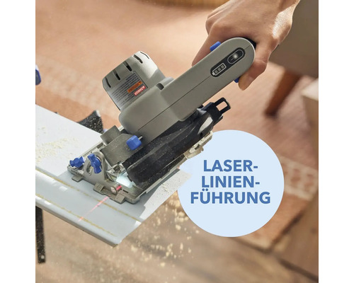Scie circulaire avec guidage laser en cours d''utilisation