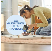 Femme assemblant des meubles avec un tournevis sans fil pour divers projets de bricolage