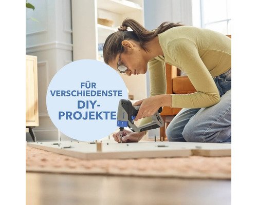 Femme assemblant des meubles avec un tournevis sans fil pour divers projets de bricolage