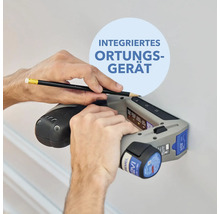 Une personne marque un mur avec un crayon et un détecteur.