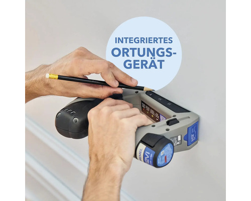 Une personne marque un mur avec un crayon et un détecteur.