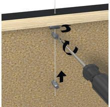 Installationsszene für ein Abhängesystem zur Deckenmontage mit Drahtseil und Schraubendreher.