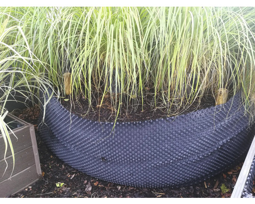 Beetbegrenzung mit Gräsern und Erdreich für den Garten