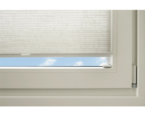 Detailansicht eines Fensters mit montiertem Plissee-Rollo zur Fensterdekoration und zum Sonnenschutz