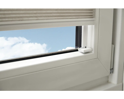 Geschlossenes Fenster mit Jalousie und Blick auf den Himmel