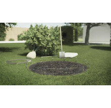Scène de jardin avec bordure de parterre, bêche et terreau.