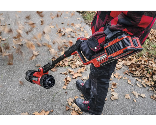 Embout pour brosse de nettoyage sans fil en utilisation contre les feuilles