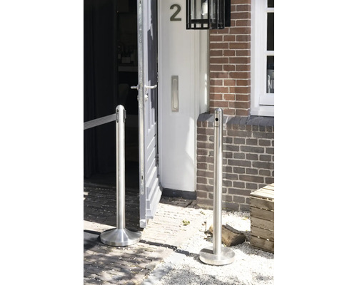 Absperrpfosten aus Edelstahl vor einem Gebäude