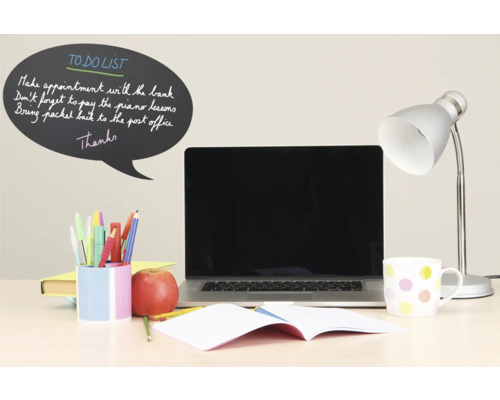 Schreibtisch mit Laptop, Lampe, Tasse, Notizen und Stiften für die Büroorganisation