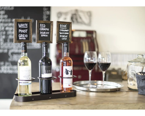 Arrangement de vin blanc, de vin rouge et de vin rosé avec des panneaux correspondants dans un bar