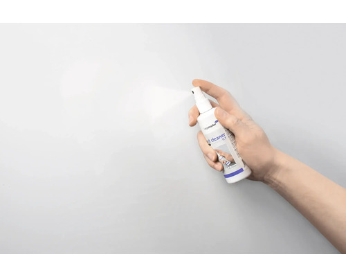 Eine Hand hält eine Sprühflasche Legamaster Board Cleaner.