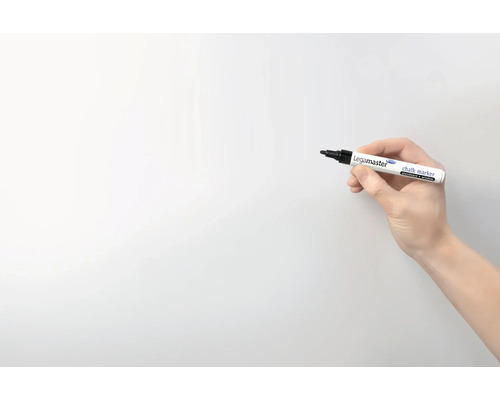 Eine Hand hält einen Legamaster Kreidemarker vor einer weißen Oberfläche.