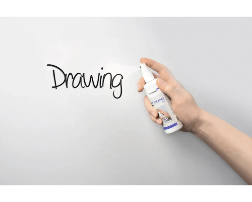 Hand sprüht Whiteboard Reiniger auf eine beschriftete Tafel.