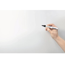 Hand hält Legamaster Kreidemarker vor einer Tafel