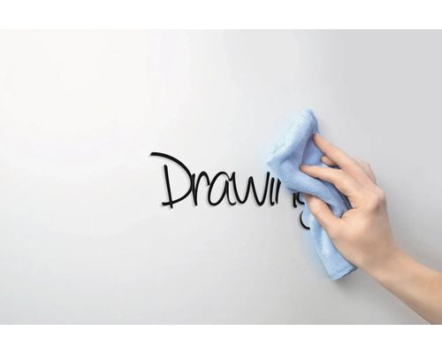 Reinigung einer Whiteboard-Oberfläche mit einem Tuch.