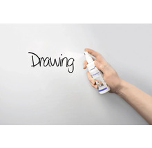 Hand sprüht Tafelreiniger auf Whiteboard mit Schriftzug Zeichnung