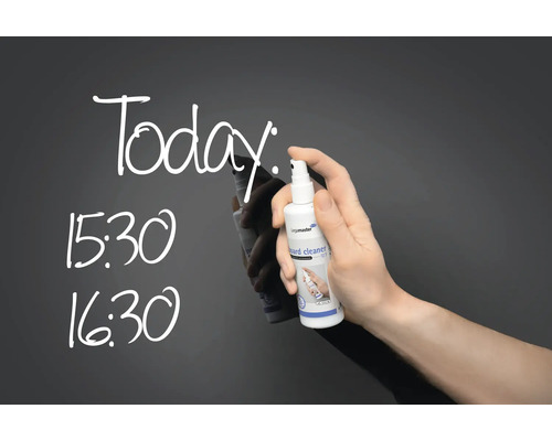 Person reinigt Whiteboard mit Whiteboard-Reiniger