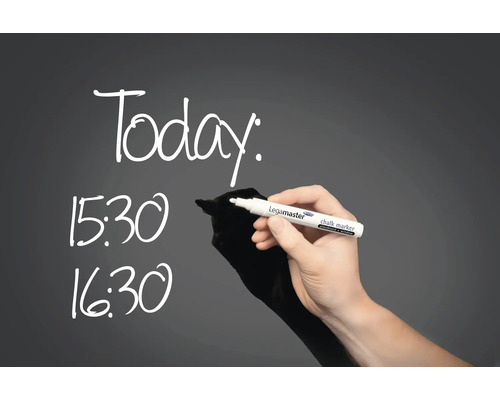 Hand schreibt mit Kreidemarker Termine an eine Tafel. Heute, 15:30, 16:30.