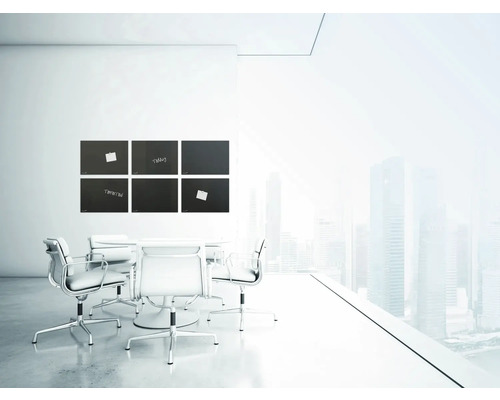 Besprechungsraum mit Glastafelwand, Tisch und Stühlen