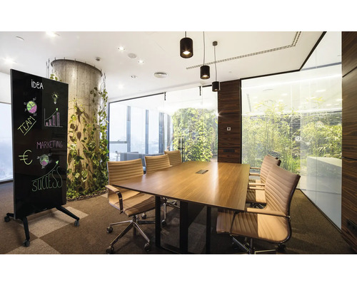 Salle de conférence avec une table en bois, des chaises de bureau et un tableau blanc mobile avec des schémas d''idées