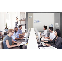 Büroszene mit Mitarbeitern, Computern und Whiteboard für Ideen