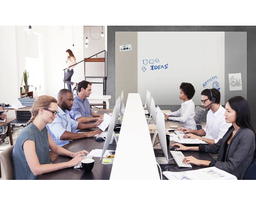 Espace de bureau avec des employés sur des ordinateurs, tableau blanc avec des idées