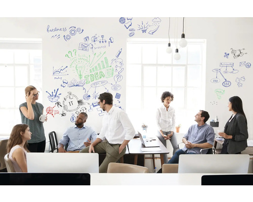 Gruppe von Menschen in einem hellen, modernen Büro mit Wandzeichnungen