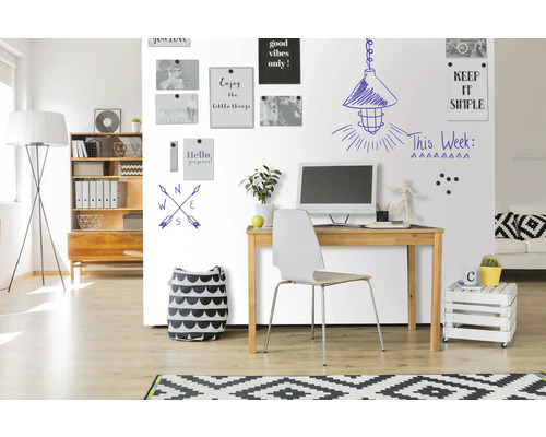 Helles Zimmer mit Schreibtisch, Stuhl, Regalen und dekorativen Wandtattoos.