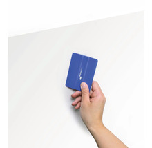 Eine Hand hält einen blauen Rakel.