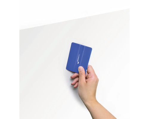 Eine Hand hält einen blauen Rakel.