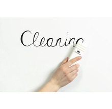 Eine Hand wischt mit einem Whiteboard-Reiniger das Wort Reinigung von einem Whiteboard.