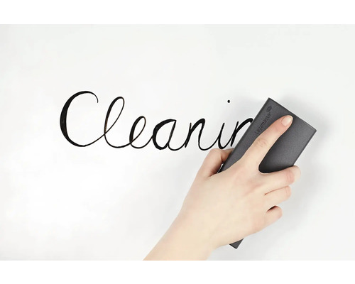 Reinigen einer Whiteboard-Oberfläche mit einem Whiteboard-Schwamm