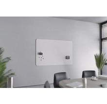 Tableau blanc avec aimants et porte-stylos dans un bureau
