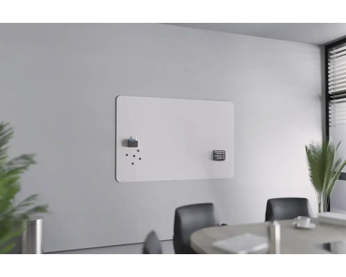 Weißes Whiteboard mit Magneten und Stifthalter im Büro