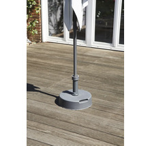 Sonnenschirmständer aus Kunststoff auf Holzterrasse