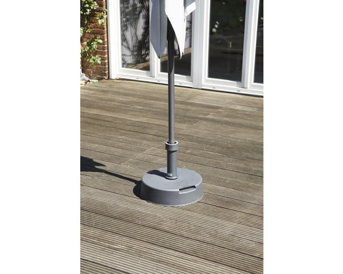 Support de parasol en plastique sur terrasse en bois