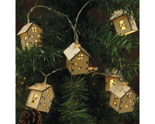 Guirlande lumineuse avec des motifs de maison sur un sapin de Noël