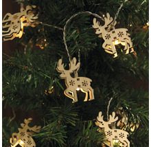 Guirlande lumineuse avec pendentifs en bois de renne sur le sapin de Noël