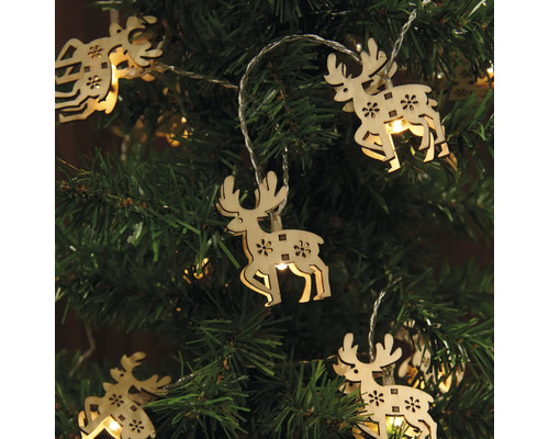 Guirlande lumineuse avec pendentifs en bois de renne sur le sapin de Noël