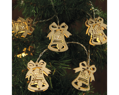 Guirlande lumineuse avec cloches en bois sur un sapin de Noël