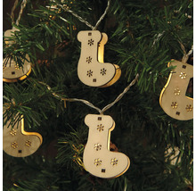 Guirlande lumineuse avec motifs de chaussettes en bois sur un sapin de Noël