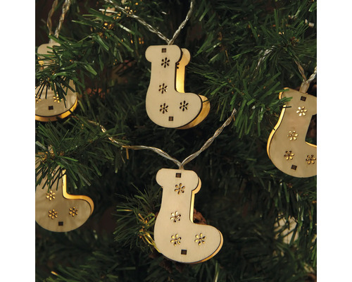 Guirlande lumineuse avec motifs de chaussettes en bois sur un sapin de Noël