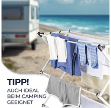Séchoir à linge avec vêtements à l''extérieur, idéal pour le camping
