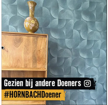 Einrichtungsbeispiel mit gemusterter Tapete, Kommode und dekorativer Vase