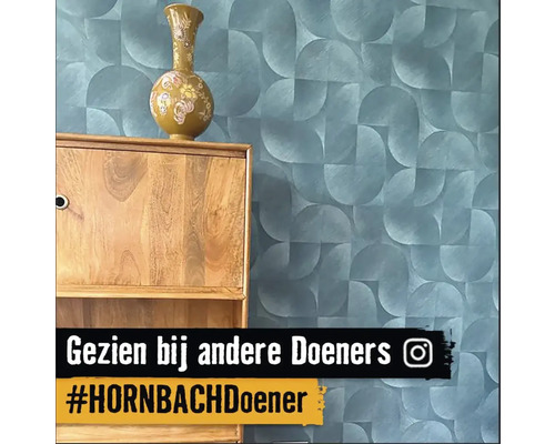 Einrichtungsbeispiel mit gemusterter Tapete, Kommode und dekorativer Vase