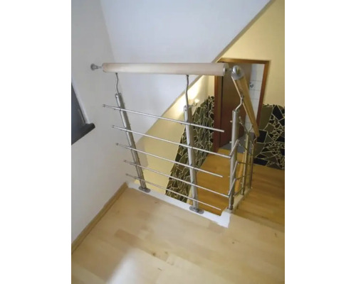 Cage d''escalier avec escalier en bois et garde-corps en acier inoxydable