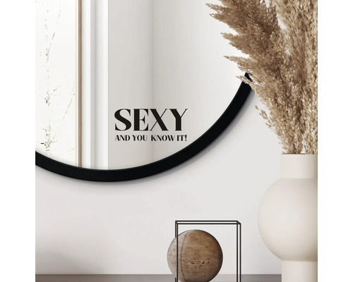 Dekoratives Interieur mit Spiegel und ornamentalen Elementen