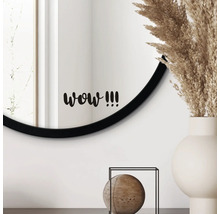 Intérieur décoratif avec miroir, vase de fleurs et sculpture